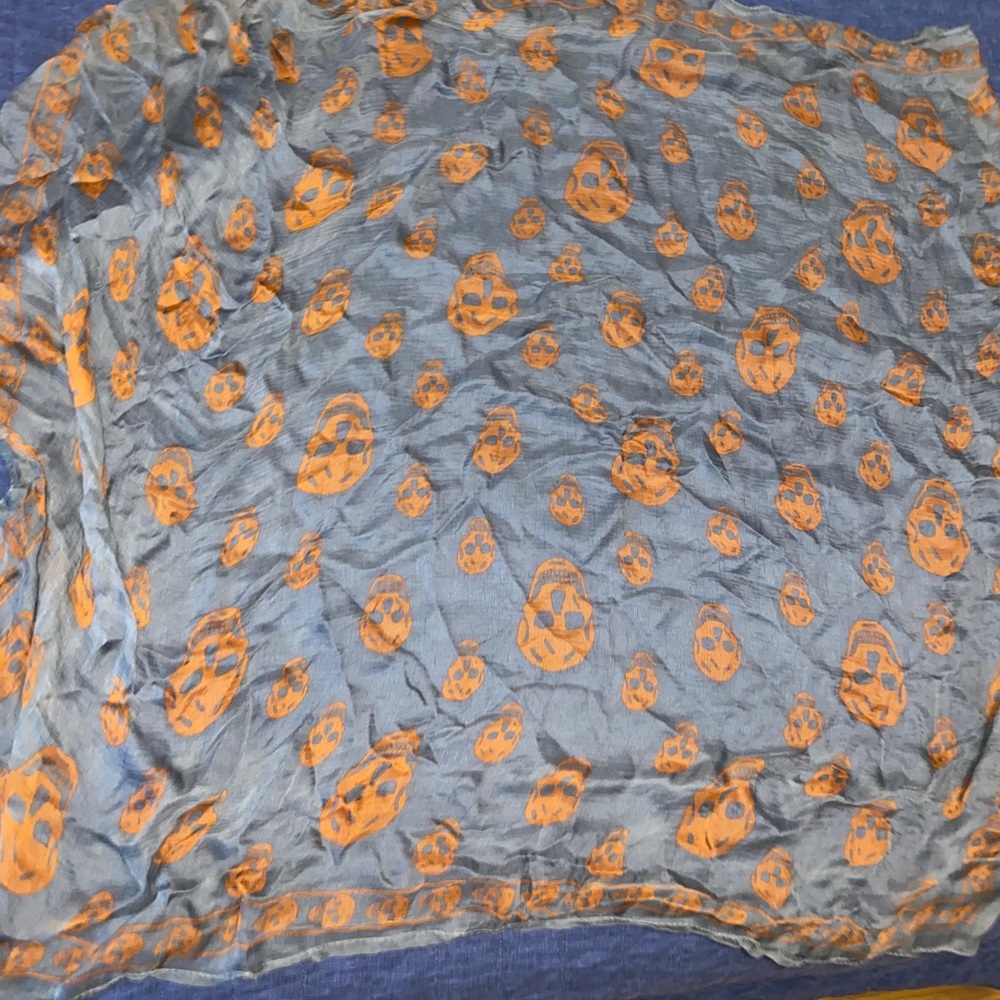 100% authentic Alexander McQueen scull scarf